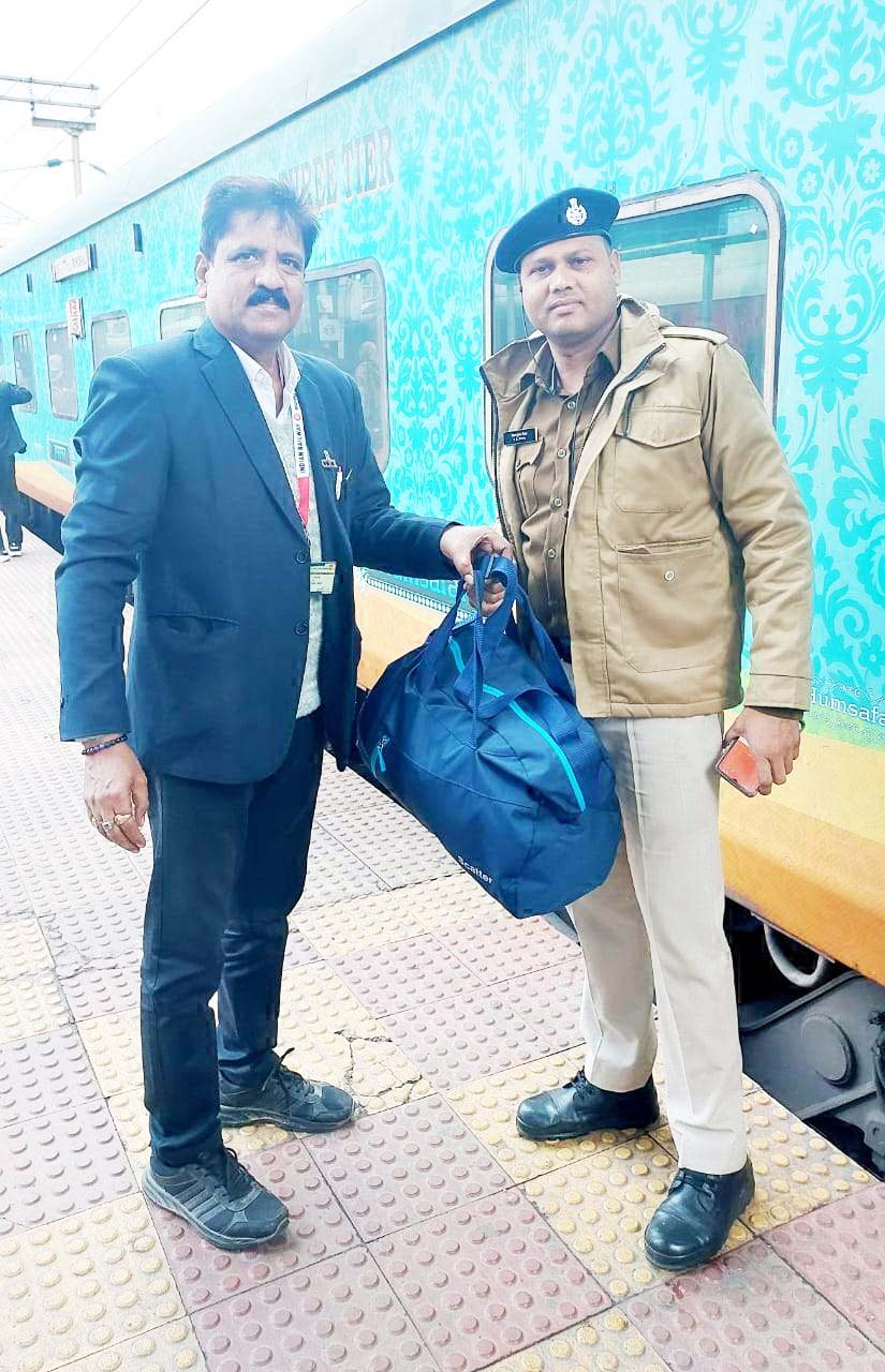 ट्रेन में छूटा बैग आरपीएफ  के सुपुर्द