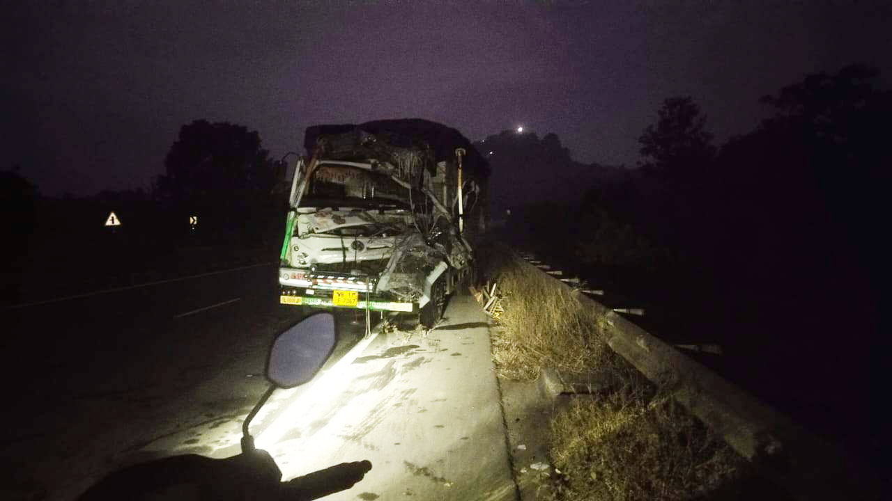 सडक़ पर खड़े खराब ट्रक को ठोका ट्रक ने सडक़ पर खड़े खराब ट्रक को ठोका ट्रक ने
