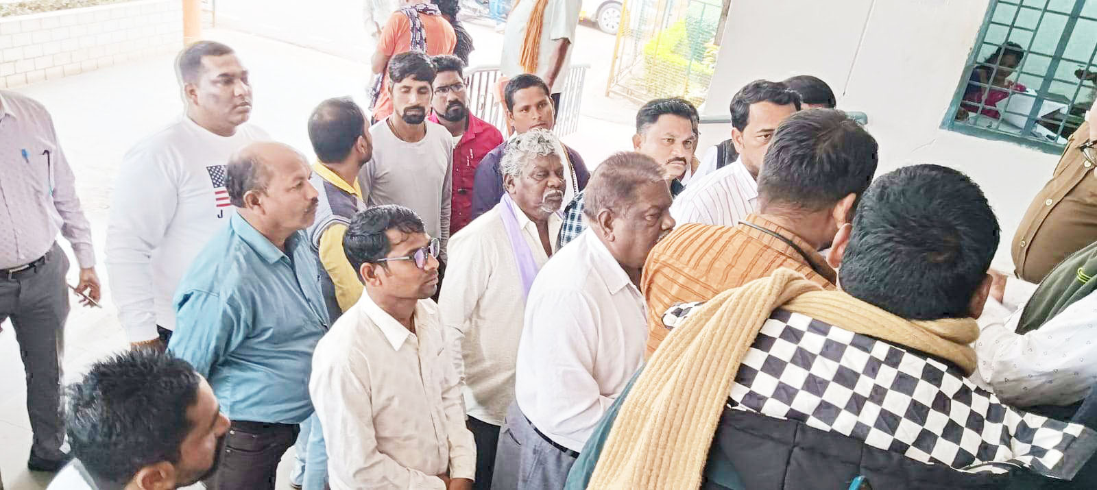 पूर्व पार्षद की गिरफ्तारी की मांग को लेकर नपा कर्मी हड़ताल पर