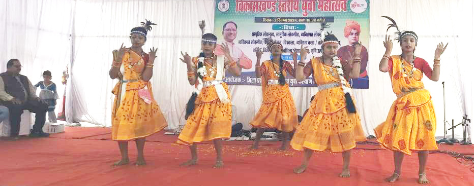 लोकगीत नृत्य में धनेन्द्र की टीम प्रथम