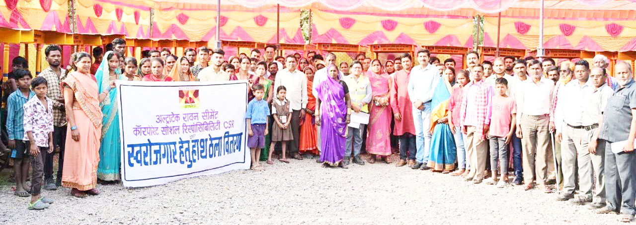 स्व रोजगार के लिए हाथ ठेला वितरण