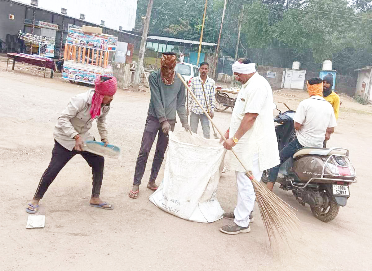 मंदिर परिसर क्षेत्र में पार्षद ने चलाया जागरूकता अभियान मंदिर परिसर क्षेत्र में पार्षद ने चलाया जागरूकता अभियान