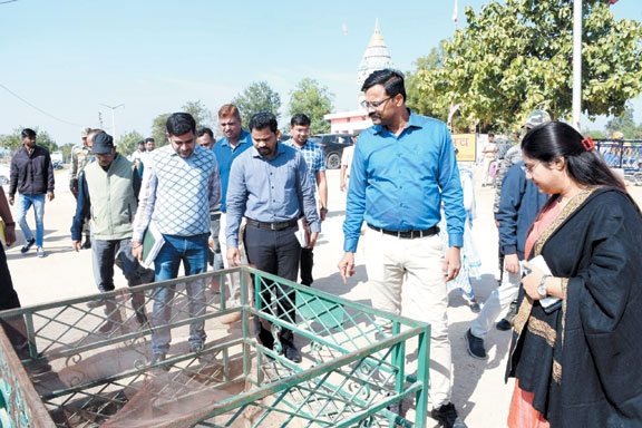 कलेक्टर-एसपी ने तातापानी पहुंचकर मेला स्थल का लिया जायजा कलेक्टर-एसपी ने तातापानी पहुंचकर मेला स्थल का लिया जायजा