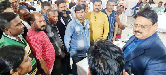 सामान्य सभा की बैठक में नारे लगाते हुए पहुंचे निगम के ठेका कर्मी सामान्य सभा की बैठक में नारे लगाते हुए पहुंचे निगम के ठेका कर्मी