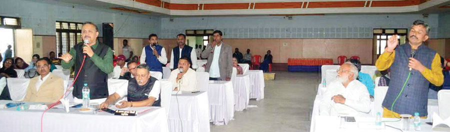 सामान्य सभा की बैठक में पक्ष-विपक्ष के पार्षदों में तीखी नोंक-झोंक सामान्य सभा की बैठक में पक्ष-विपक्ष के पार्षदों में तीखी नोंक-झोंक