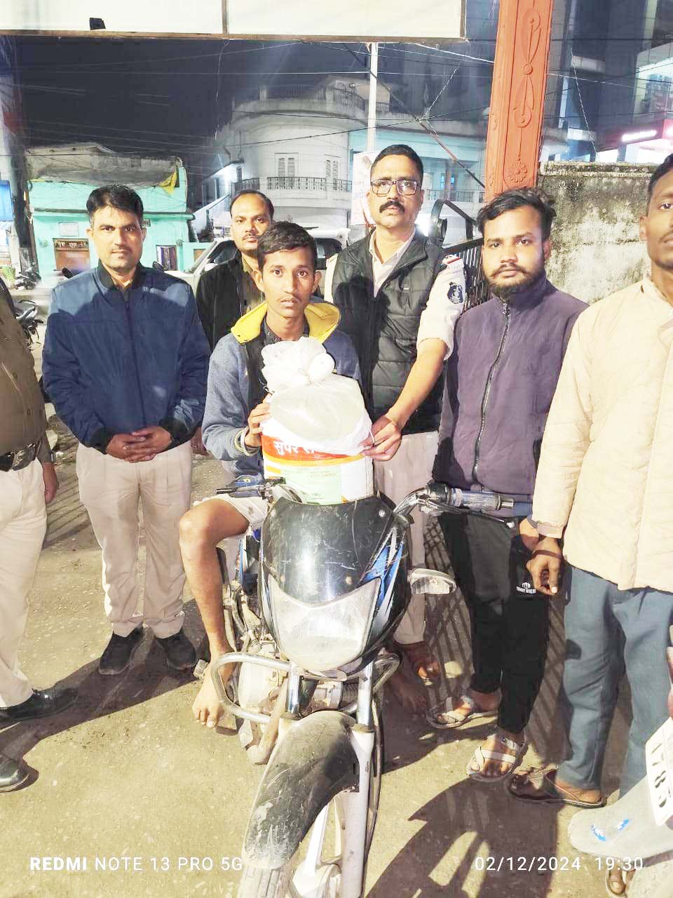 महुआ शराब संग आरोपी गिरफ्तार महुआ शराब संग आरोपी गिरफ्तार