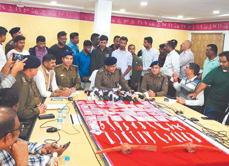 गैंती मार करते थे सेंधमारी, 25 चोरियों का खुलासा गैंती मार करते थे सेंधमारी, 25 चोरियों का खुलासा