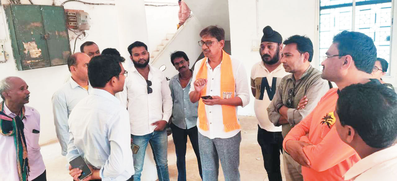 एसडीएम कार्यालय परिसर में डॉ. चोपड़ा ने सुनी समस्याएं एसडीएम कार्यालय परिसर में डॉ. चोपड़ा ने सुनी समस्याएं