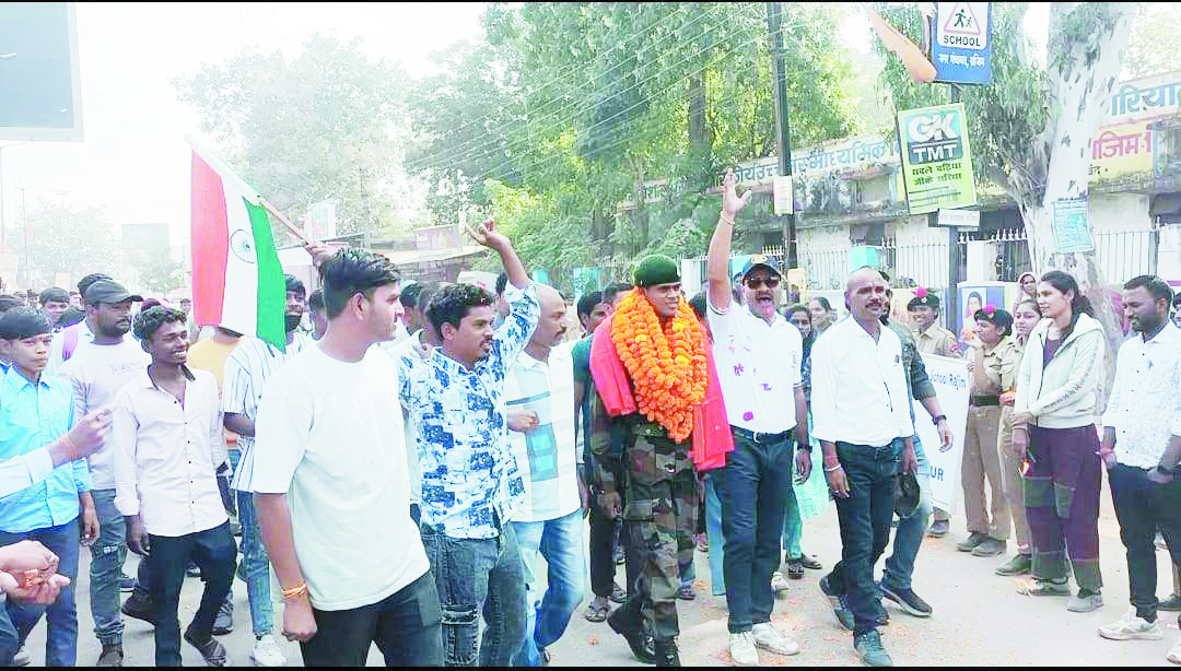 अग्निवीर में चयनित मयंक का राजिम पहुंचने पर स्वागत अग्निवीर में चयनित मयंक का राजिम पहुंचने पर स्वागत