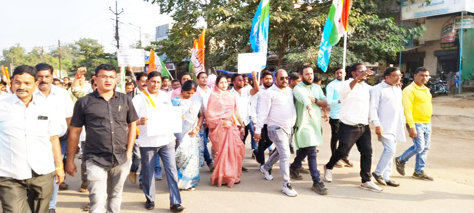 कांग्रेसियों ने किया बरमकेला तहसील न्यायालय का घेराव