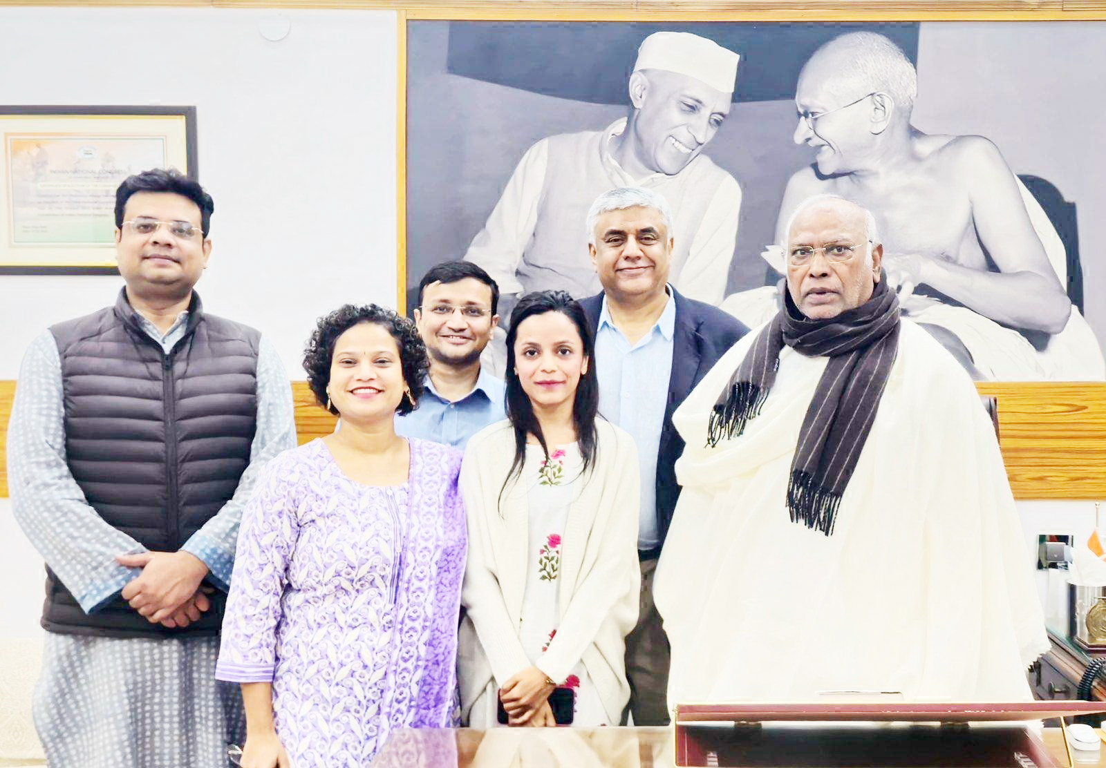 कांग्रेस राष्ट्रीय अध्यक्ष खडग़े से कुलिशा मिश्रा ने की मुलाकात 