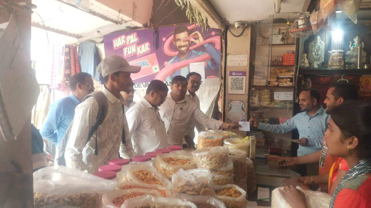 15 दुकानदारों से 10 हजार जुर्माना 15 दुकानदारों से 10 हजार जुर्माना