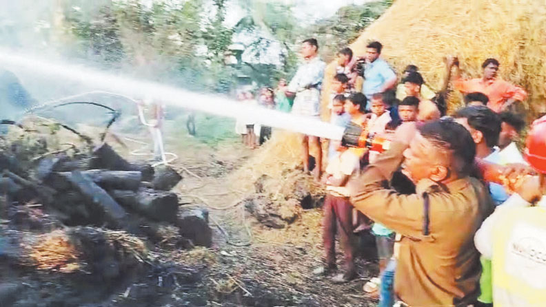 घर में लगी आग, परिवार ने भागकर बचाई जान