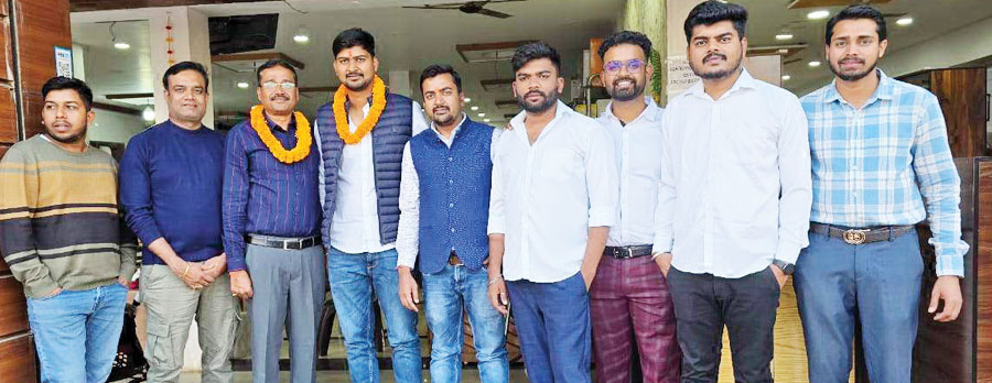 एनएसयूआई जिलाध्यक्ष आशीष ने वरिष्ठों से लिया आशीर्वाद