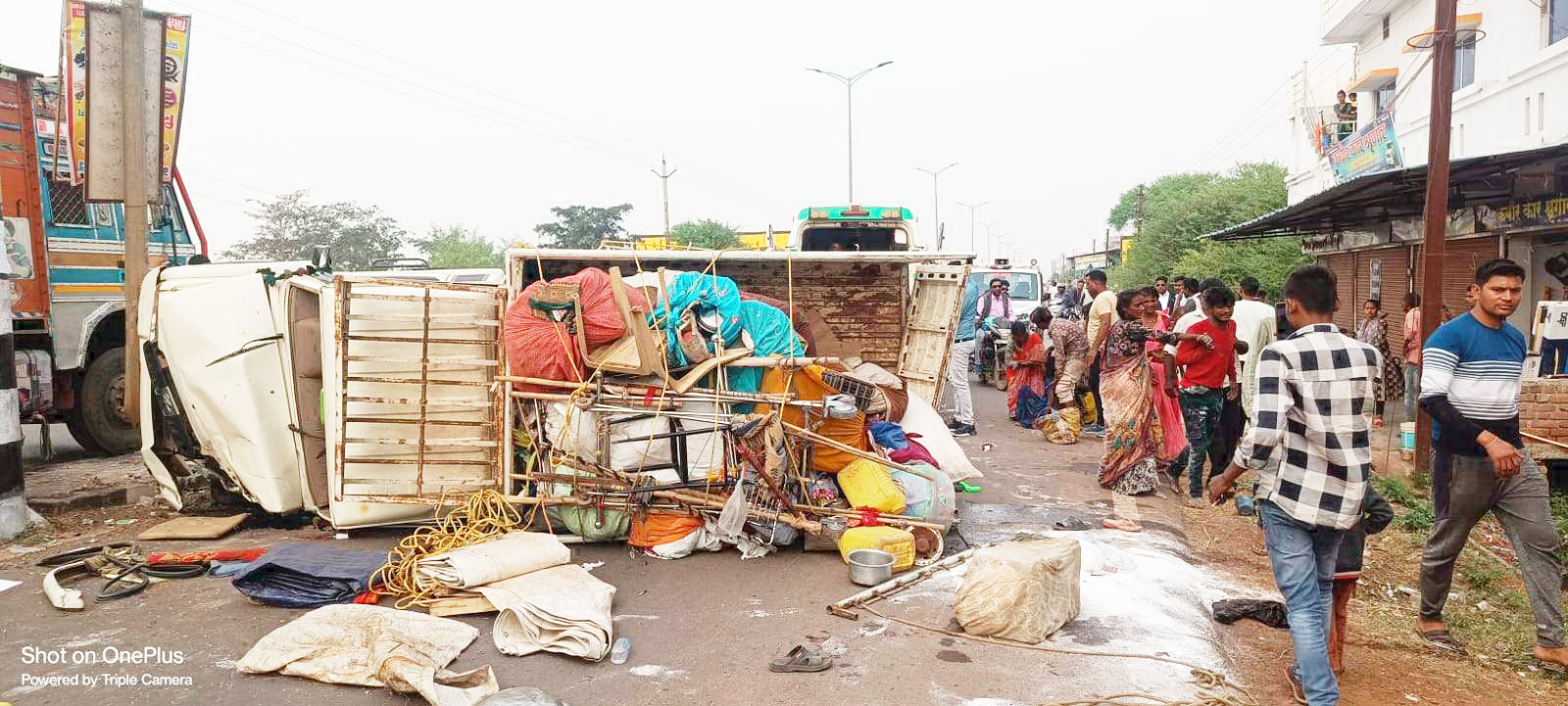ट्रक की टक्कर से पिकअप पलटी, 12 जख्मी ट्रक की टक्कर से पिकअप पलटी, 12 जख्मी