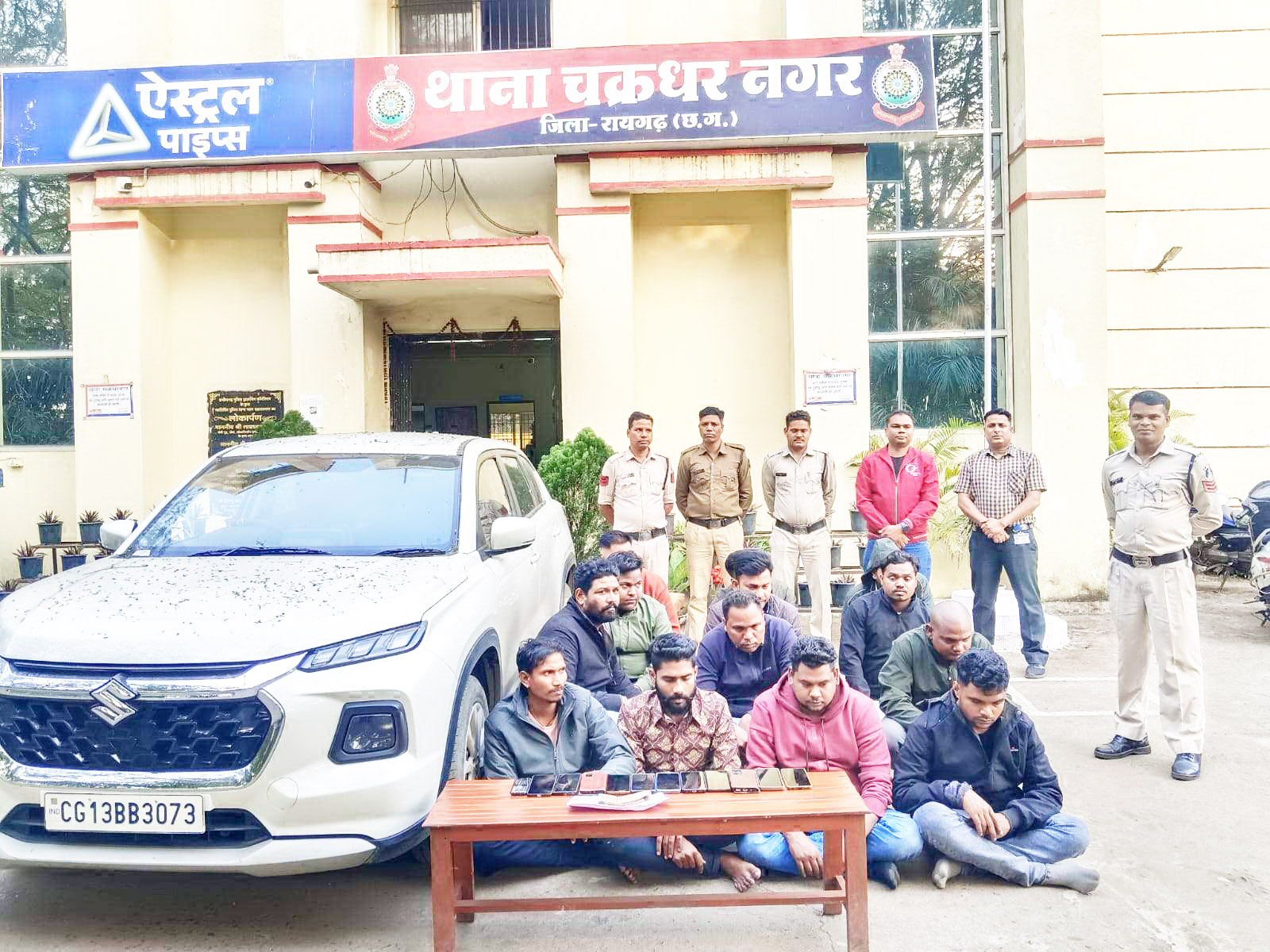 जुआ खेलते 13 गिरफ्तार, नगदी व कार जब्त जुआ खेलते 13 गिरफ्तार, नगदी व कार जब्त