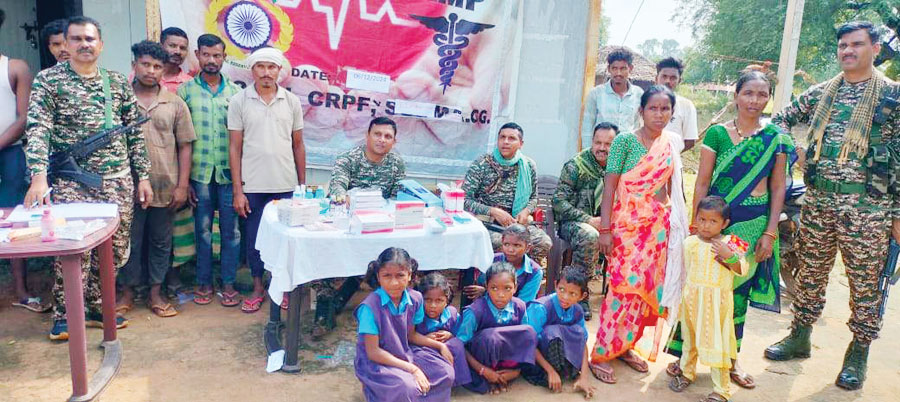 सीआरपीएफ ने नक्सल प्रभावित एलमागुंडा साप्ताहिक बाजार में लगाया मेडिकल कैंप