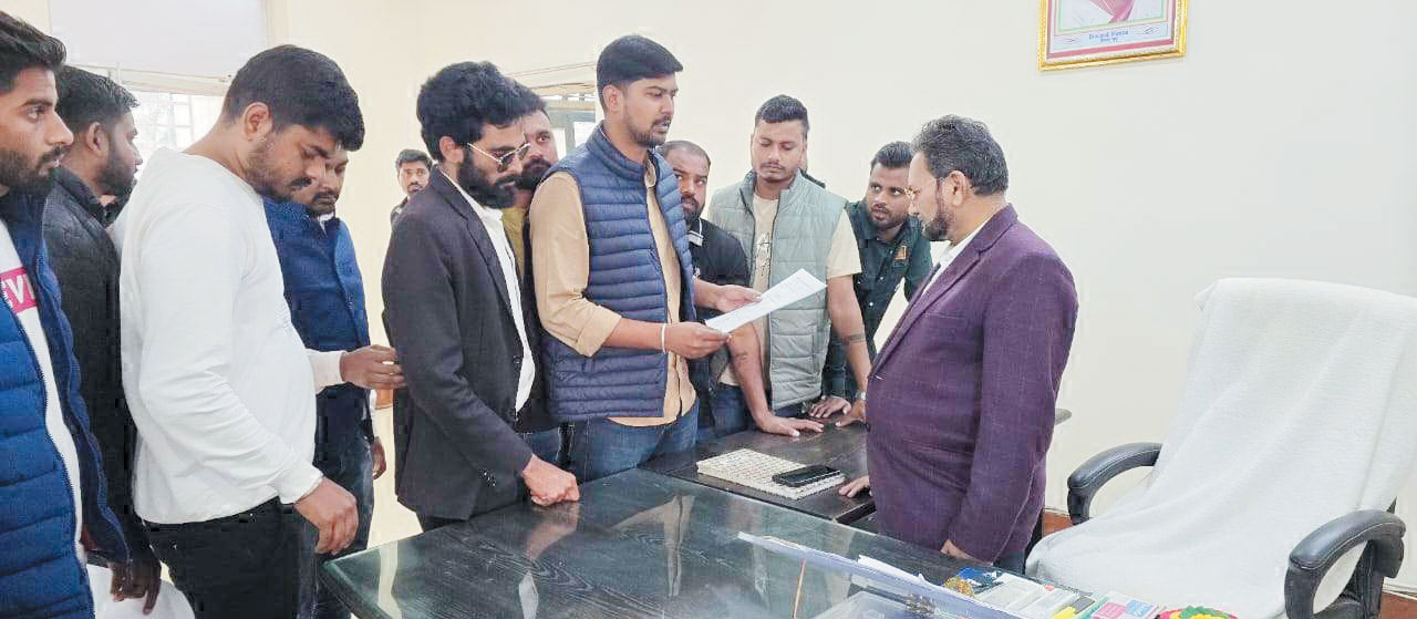 एनएसयूआई ने सौंपा ज्ञापन