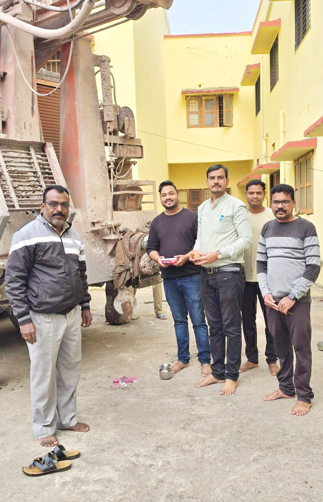 विधायक इंद्र कुमार की पहल पर बोर खनन विधायक इंद्र कुमार की पहल पर बोर खनन