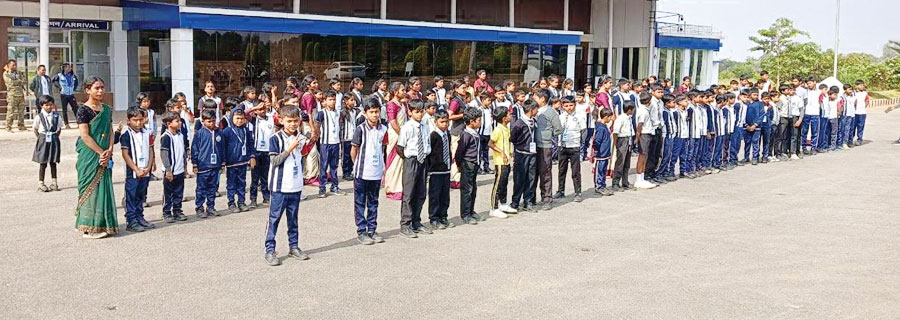 अचीवमेंट कॉन्वेंट स्कूल व भैसामुंडा के बच्चों ने दरिमा एयरपोर्ट का किया भ्रमण