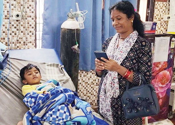 मासूम को सांप ने काटा, अस्पताल में मासूम को सांप ने काटा, अस्पताल में