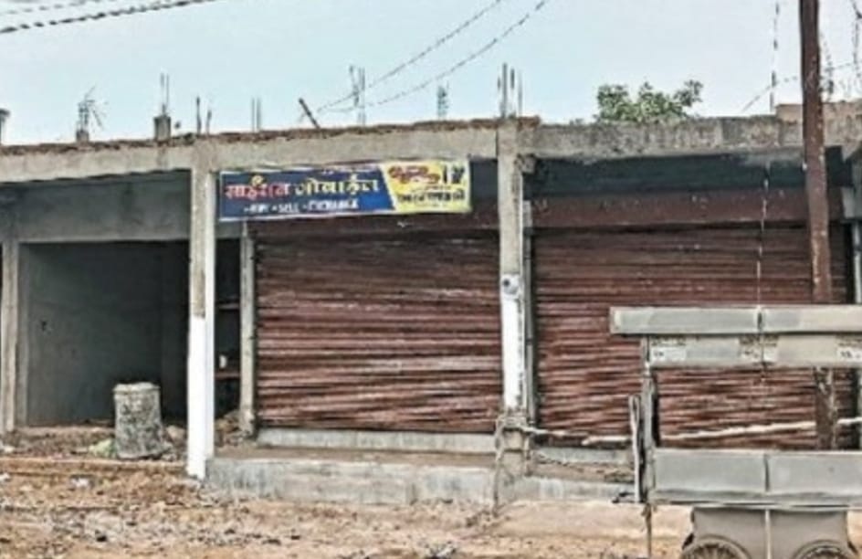 पालिका कॉप्लेक्स की दुकान में कब्जा मोबाइल व्यापारी ने लगाया ताला 