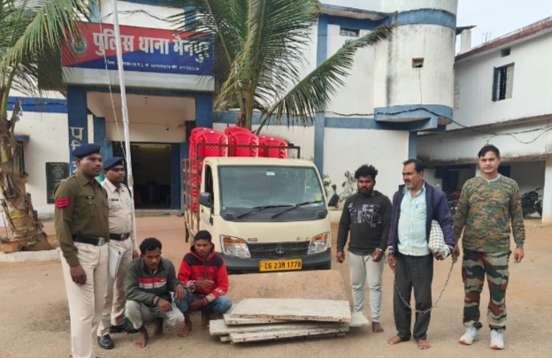 चोरी के अलग-अलग मामलों में 4 गिरफ्तार चोरी के अलग-अलग मामलों में 4 गिरफ्तार