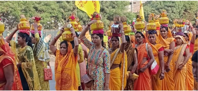 कलश यात्रा के साथ गायत्री यज्ञ शुरू कलश यात्रा के साथ गायत्री यज्ञ शुरू
