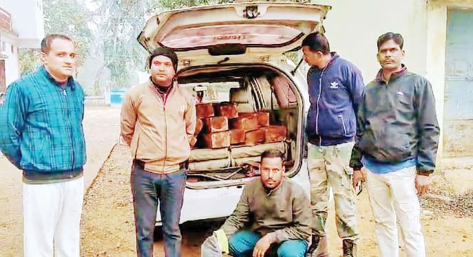 कार से लकड़ी तस्करी, गिरफ्तार कार से लकड़ी तस्करी, गिरफ्तार