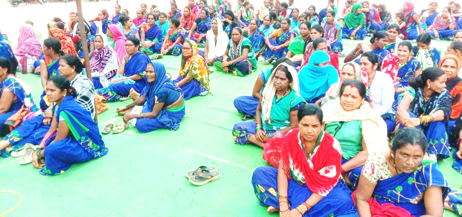 स्वच्छता दीदियां अनिश्चितकालीन आंदोलन पर, प्लेसमेंट कर्मी दफ्तर की चाबी सौंप कर पहले ही हड़ताल पर