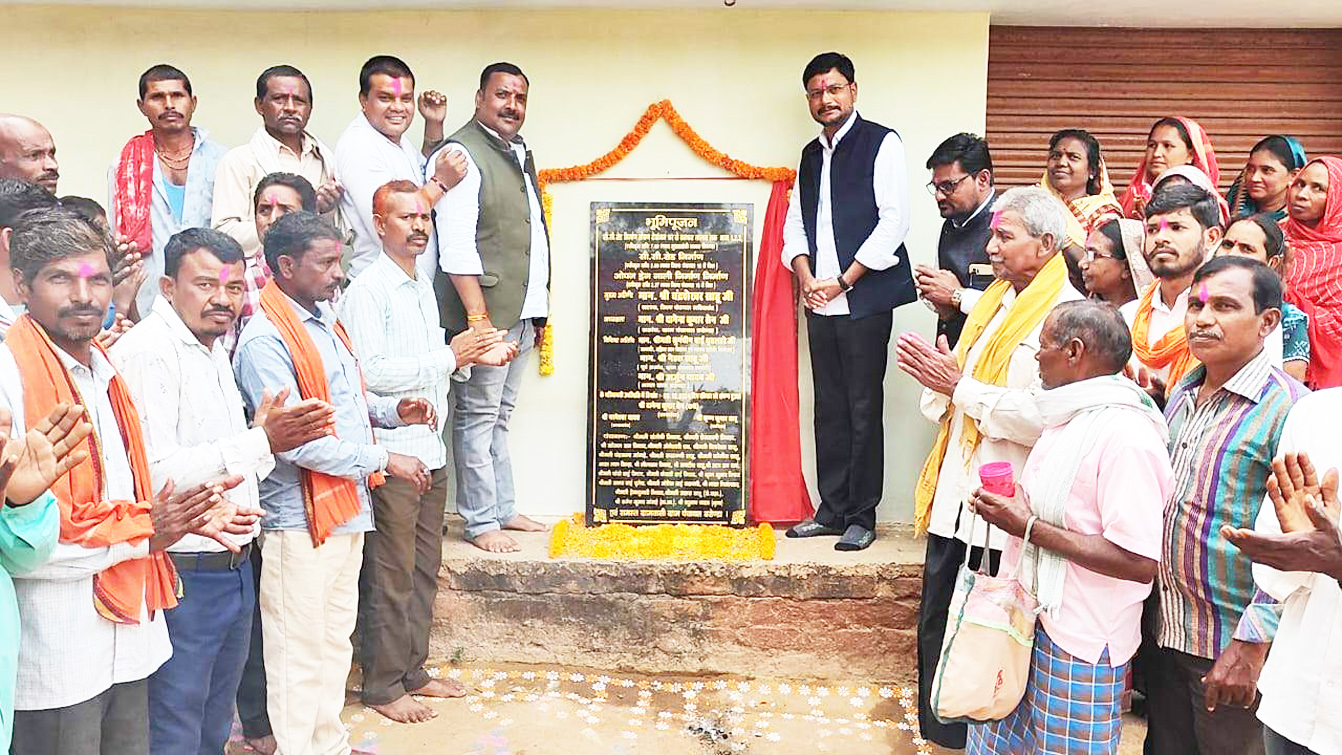 बरोंडा में चंद्रशेखर साहू ने किया नाली व सीसी रोड का भूमिपूजन बरोंडा में चंद्रशेखर साहू ने किया नाली व सीसी रोड का भूमिपूजन
