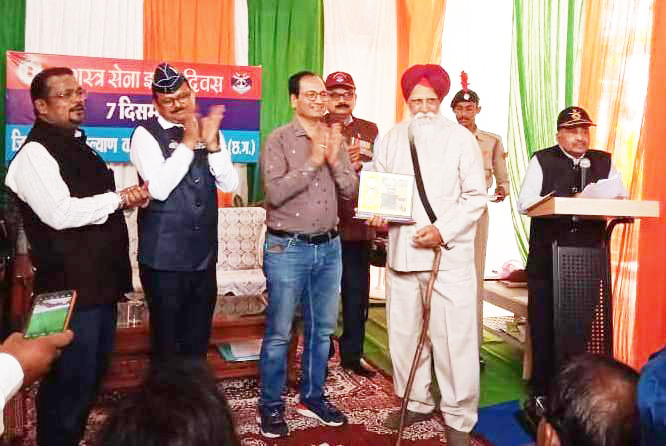 कलेक्टर सशस्त्र सेना झंडा दिवस कार्यक्रम में हुए शामिल