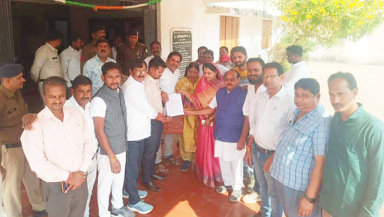 धान खरीदी में अव्यवस्था, कांग्रेसियों ने धरना देकर सौंपा ज्ञापन धान खरीदी में अव्यवस्था, कांग्रेसियों ने धरना देकर सौंपा ज्ञापन