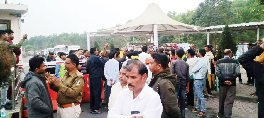 खड़ी जेसीबी को हाइड्रा ने मारी टक्कर जेसीबी ऑपरेटर की मौत