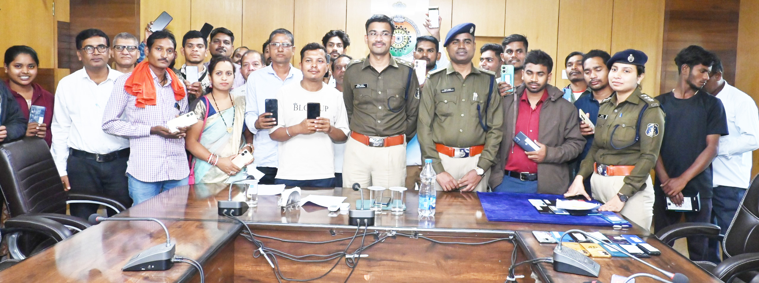 गुम मोबाइल लौटाया गुम मोबाइल लौटाया
