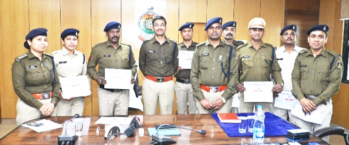 सराहनीय-उत्कृष्ट कार्य, पुलिस कर्मियों को कप ऑफ द मंथ चुना गया सराहनीय-उत्कृष्ट कार्य, पुलिस कर्मियों को कप ऑफ द मंथ चुना गया