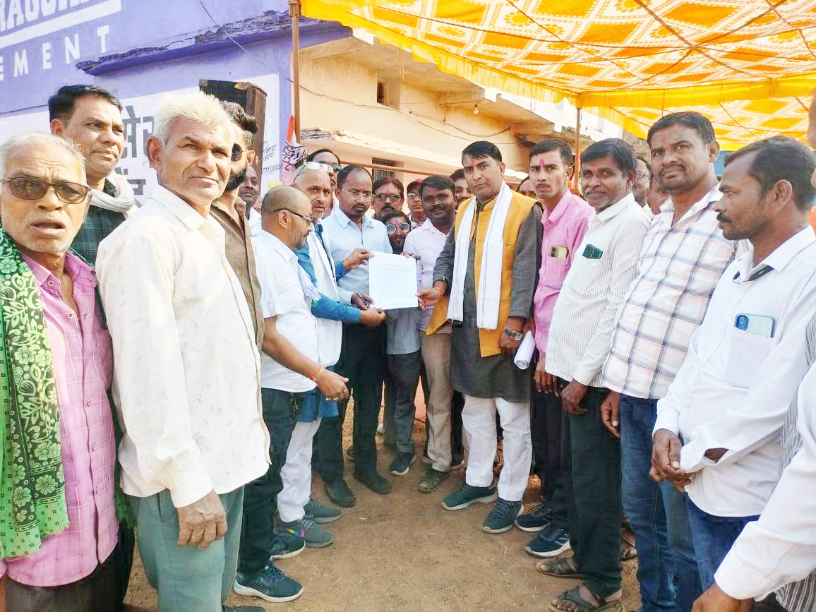 धान खरीदी में अव्यवस्था, कांग्रेस ने दिया धरना धान खरीदी में अव्यवस्था, कांग्रेस ने दिया धरना