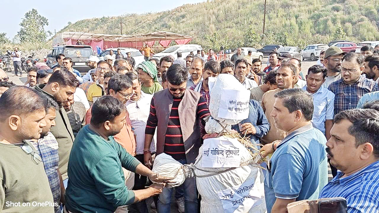 टे्रलर मलिक कल्याण संघ की हड़ताल जारी टे्रलर मलिक कल्याण संघ की हड़ताल जारी