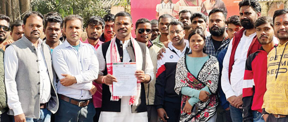 नालियों की सफाई नहीं हो रही, लोग परेशान, ज्ञापन सौंपा