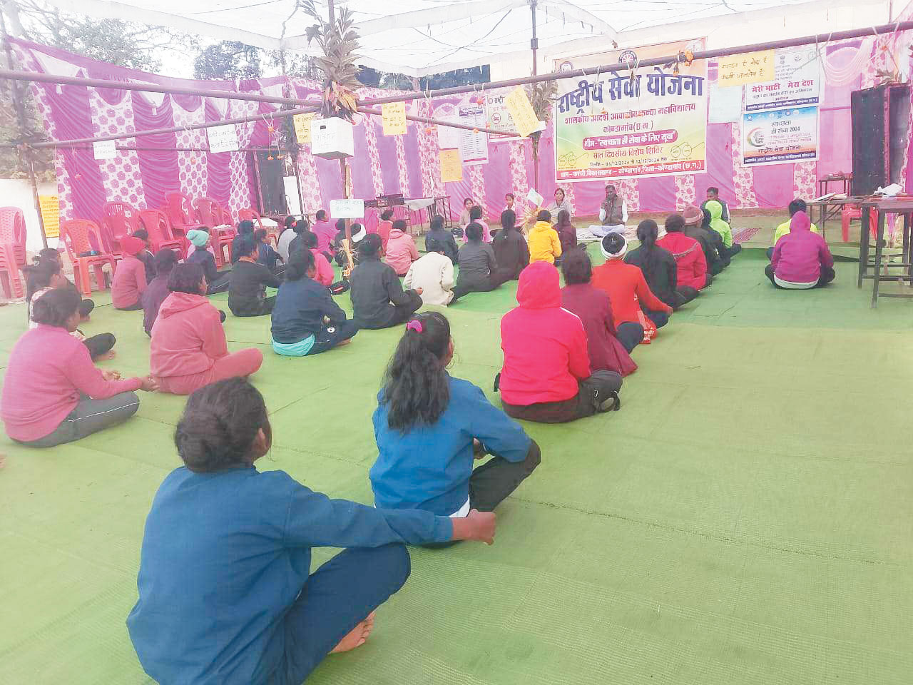 सात दिनी विशेष शिविर में योगाभ्यास सात दिनी विशेष शिविर में योगाभ्यास