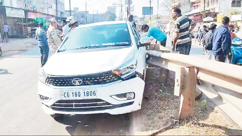 बस ने पुलिस कार को मारी टक्कर, बड़ा हादसा टला बस ने पुलिस कार को मारी टक्कर, बड़ा हादसा टला