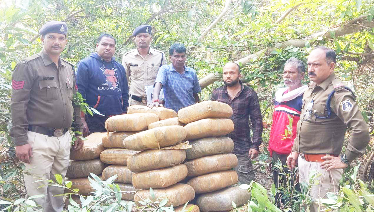 पुलिया के नीचे गिरी कार से 35 लाख का गांजा जब्त 