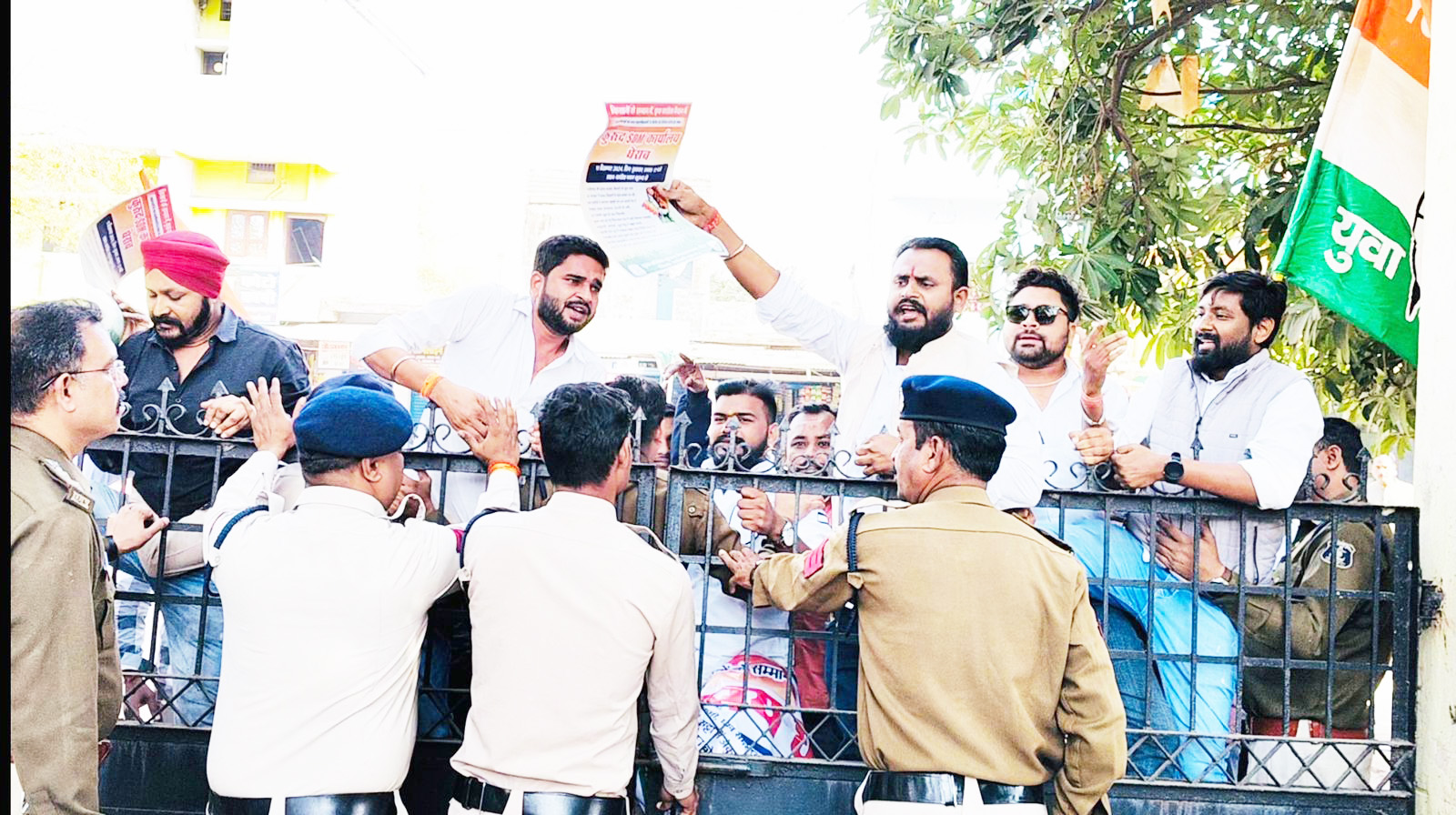 कुरुद के युकांईयों ने किया सरकार के खिलाफ प्रदर्शन