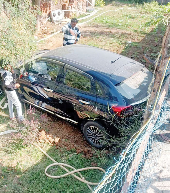 सीखने के दौरान अनियंत्रित होकर कार 7 फीट गड्ढे में गिरी, एयरबैग खुलने से बाल-बाल बचे