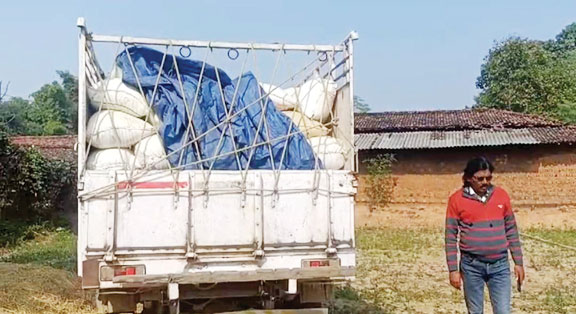 अवैध धान परिवहन करते ग्रामीणों ने 60 बोरी धान पकड़ा