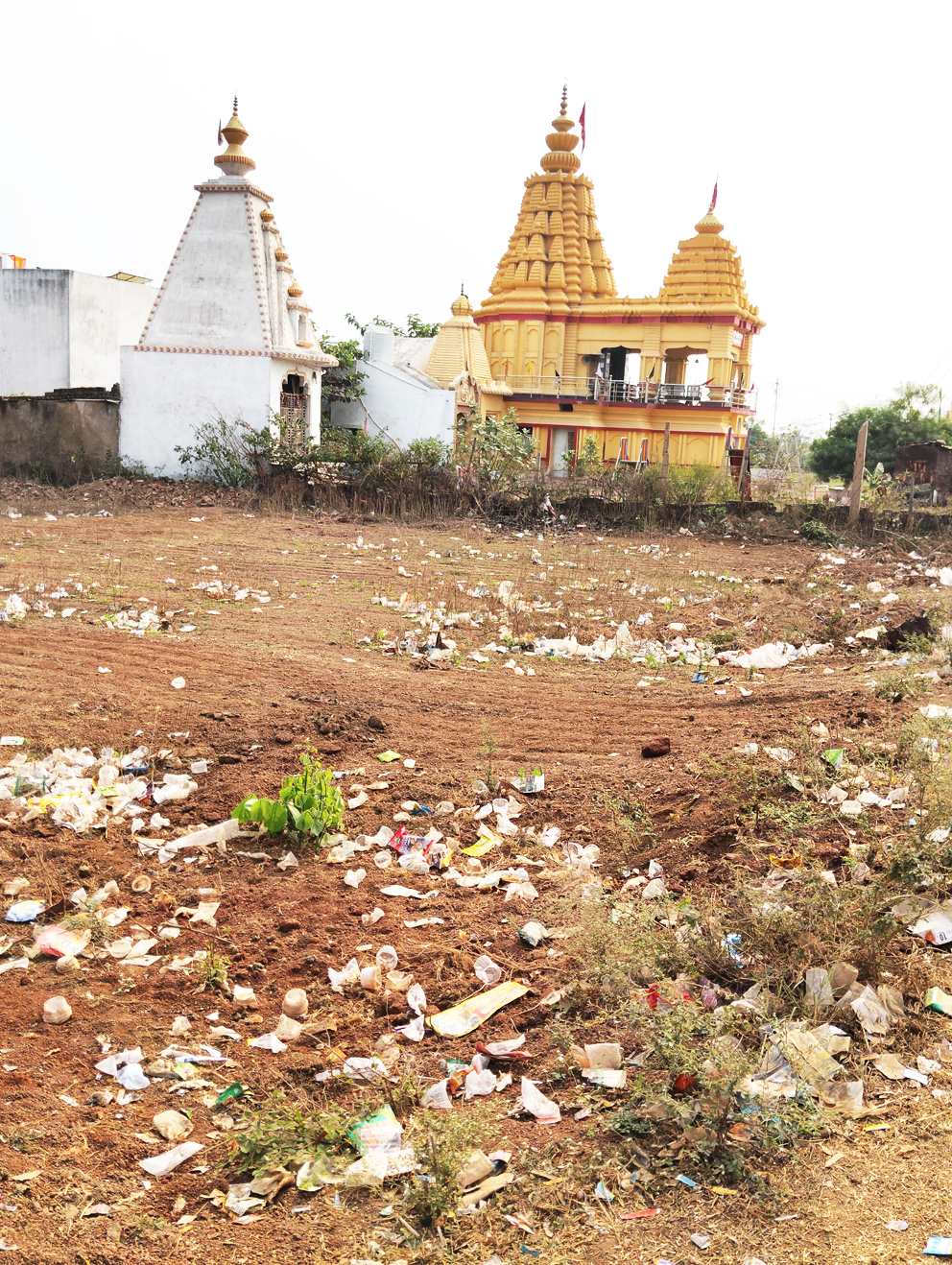 मंदिर प्रांगण में भी डिस्पोजल व पाउच फेंक रहे शराबी