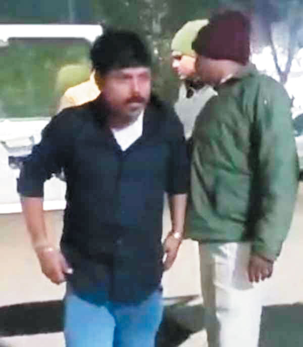 शराबी कार चालक ने सडक़ पर लहराई कार, 7 को मारी टक्कर