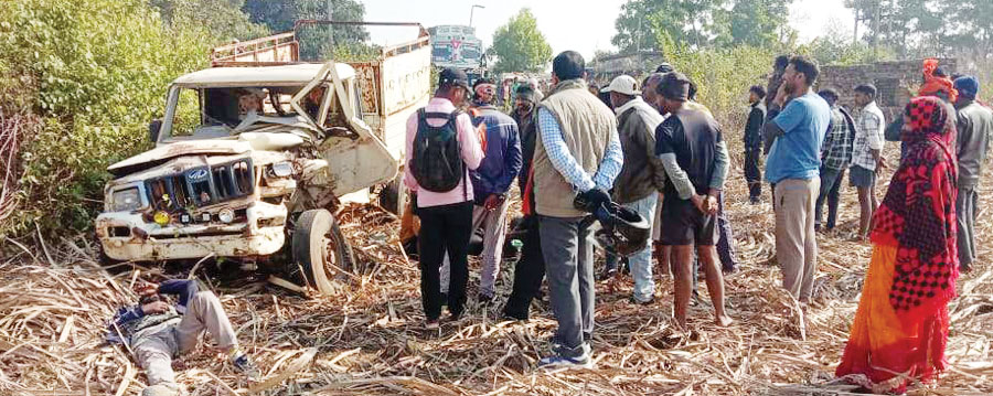 पिकअप-ट्रक भिड़ंत, दो गंभीर पिकअप-ट्रक भिड़ंत, दो गंभीर