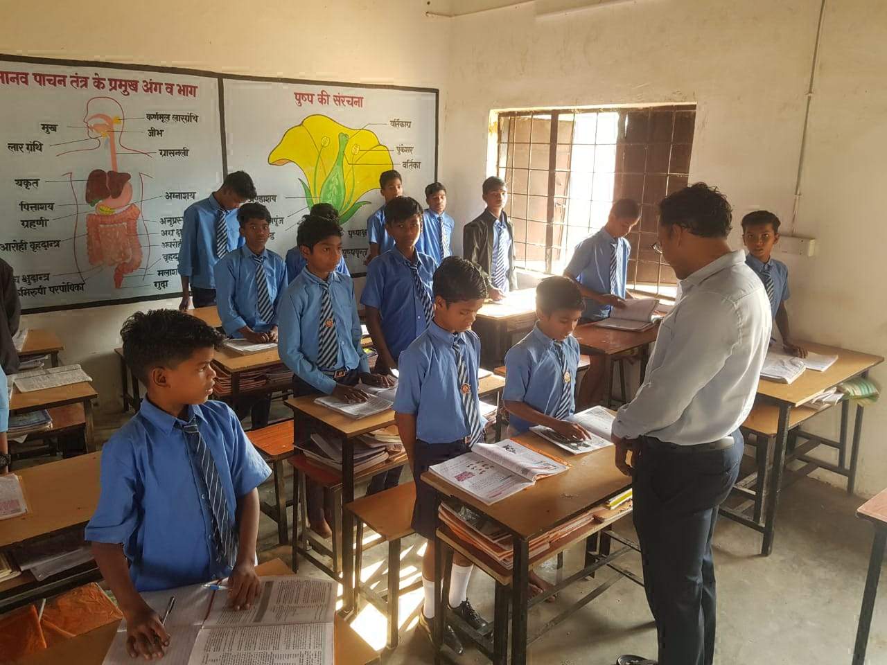 कलेक्टर ने अंदरूनी इलाके में मूलभूत सुविधाओं का लिया जायजा 