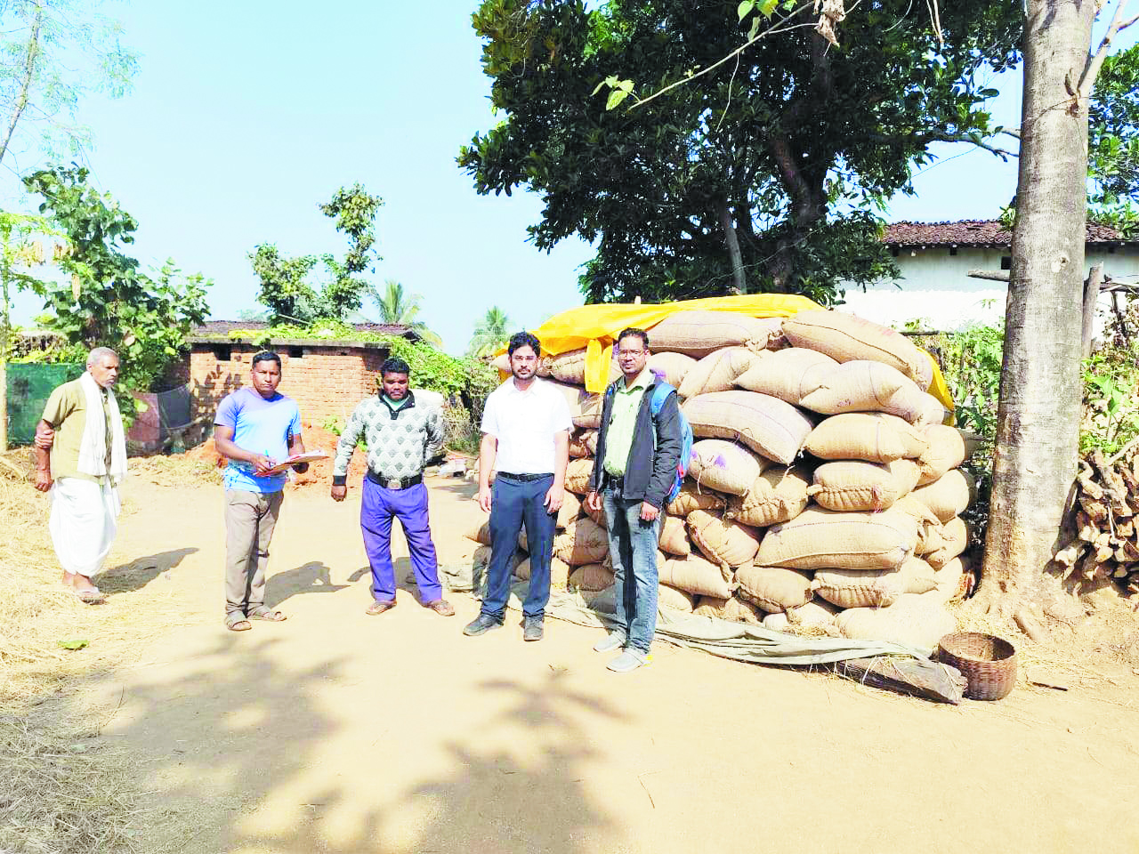 60 बोरी धान जब्त 60 बोरी धान जब्त